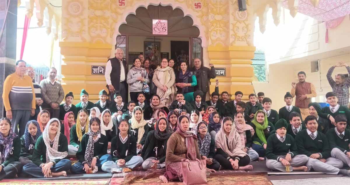 ਸਕੂਲੀ ਬੱਚਿਆਂ ਨੇ ਸ੍ਰੀ ਪਰਸ਼ੂਰਾਮ ਅਤੇ ਸ਼ਨੀ ਧਾਮ ਮੰਦਿਰ ਪਹੁੰਚ ਕੇ ਮੱਥਾ ਟੇਕਿਆ, ਸਨਾਤਨ ਬਾਰੇ ਜਾਣਕਾਰੀ ਹਾਸਿਲ ਕੀਤੀ